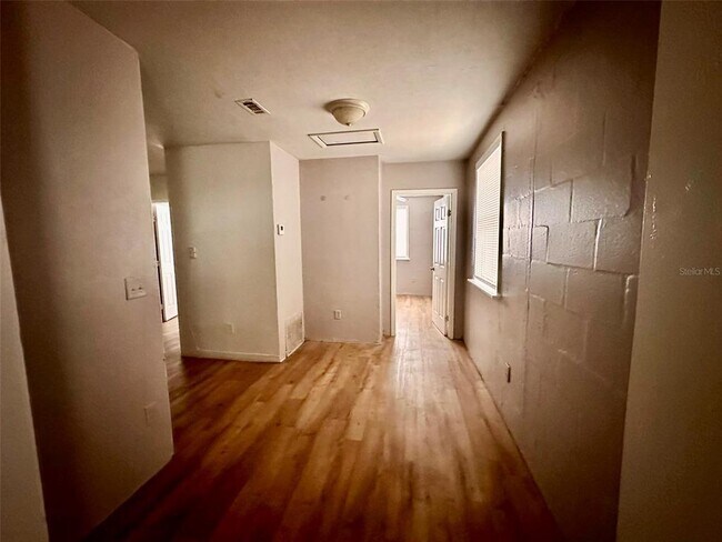 Foto del edificio - 649 NE Waldo Rd