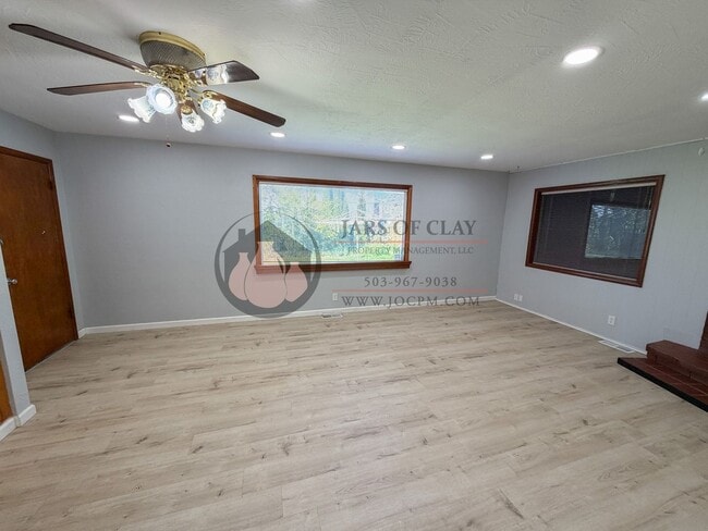 Foto del edificio - 3BR Single-Level Home in NE Salem | Tons of Storage!