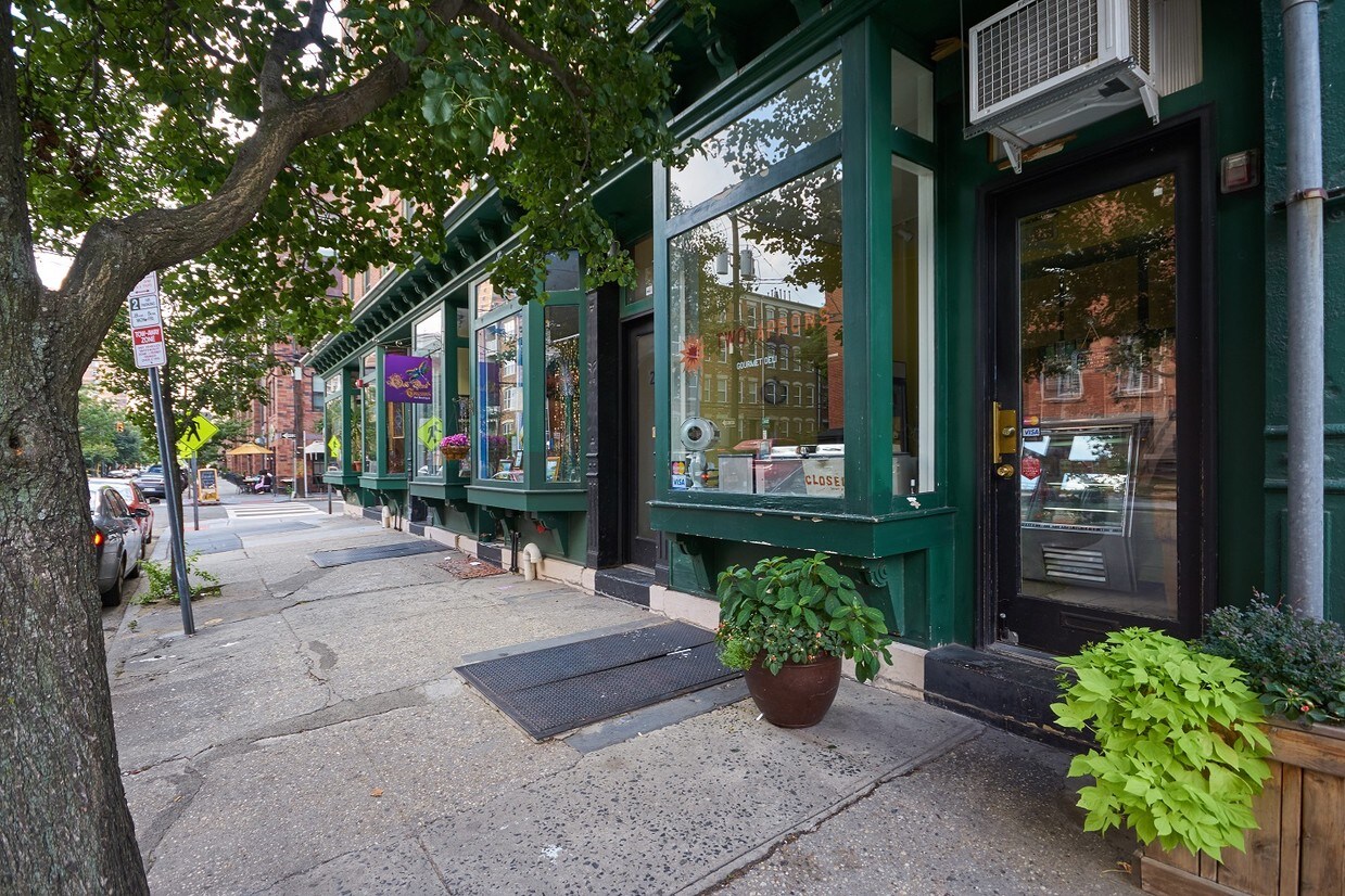 Primary Photo - 201 Warren St
