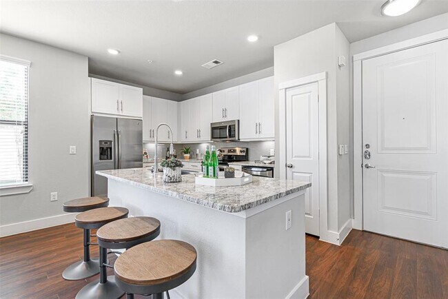Foto del edificio - 4711 LJ Pkwy