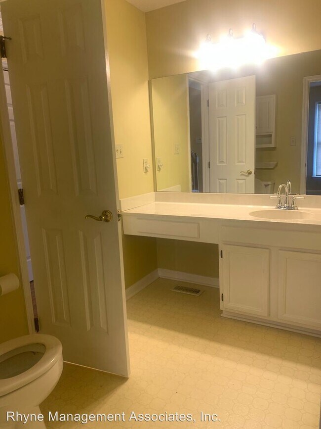 Building Photo - 2 br, 2 bath House - 1017 Oak Lake Court