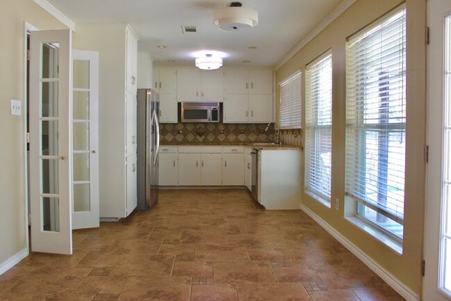 Building Photo - 2120 Mountainview Dr