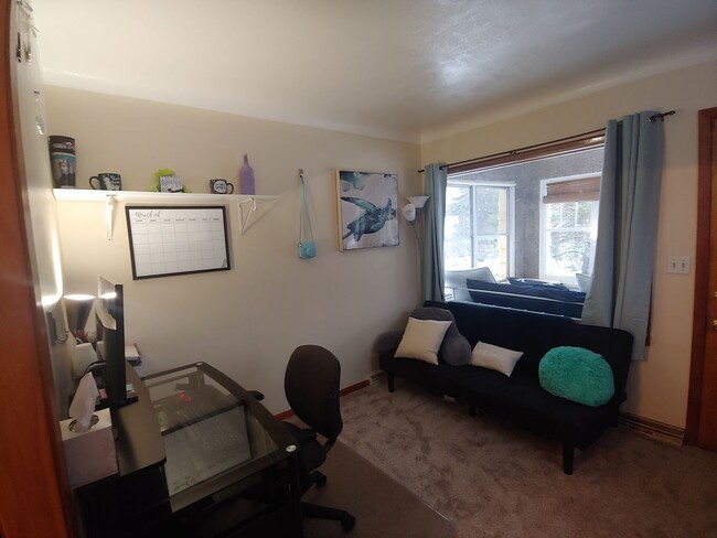 Building Photo - AVAILABLE JUNE 1ST - 2 BED 1 BATH NEAR CAMPUS