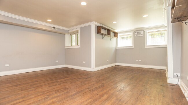 Building Photo - 5006 N Wolcott Ave