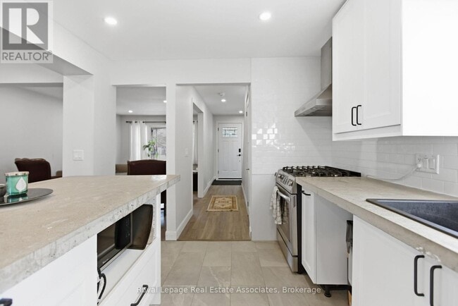 Building Photo - 289 Strathearne Ave