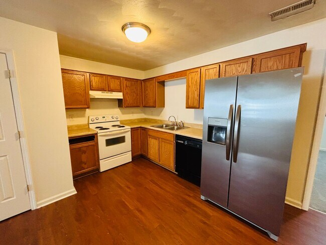 Building Photo - 4 Bedroom, 3.5 Bath Townhouse