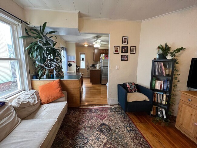 Foto del edificio - Beautiful 3 bed. in Somerville....