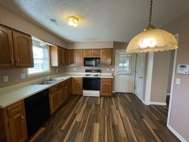 Foto del edificio - EASTOVER, HARDWOOD FLOORS, DESOTO CENTRAL SCHOOLS!