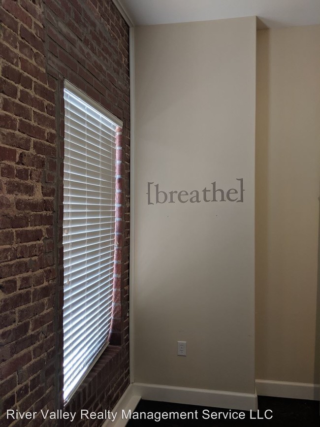 Building Photo - 2 br, 1 bath House - 321 W B Street Suite B