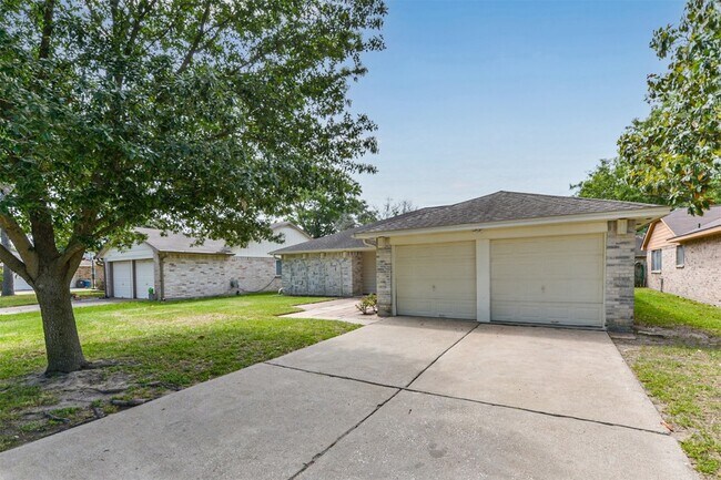 Foto del edificio - 13323 Piney Oaks Dr