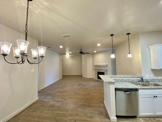 Foto del edificio - Low-Maintenance Luxury in South Lubbock: Turf Yard & Unbeatable Location