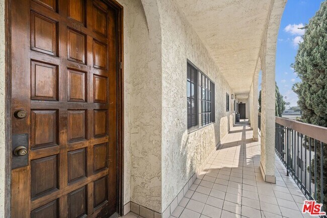 Building Photo - 818 6th St