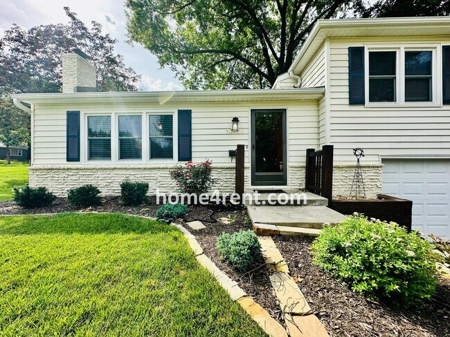 Foto del edificio - Beautiful Overland Park Home w/ Wood Floor...