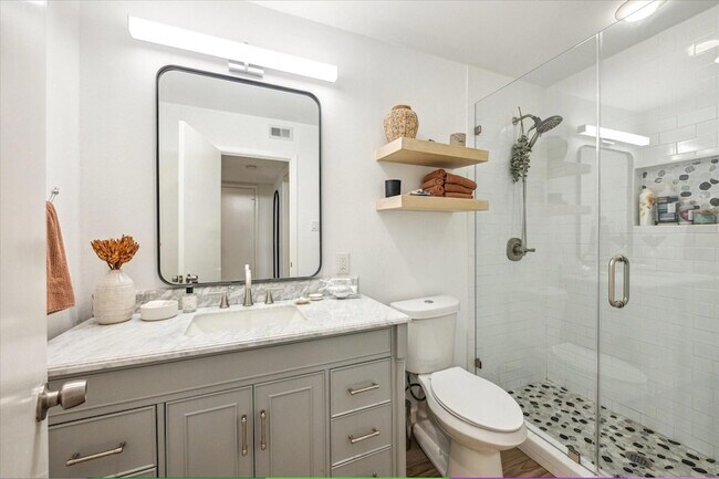 Building Photo - 500 E Riverside Dr