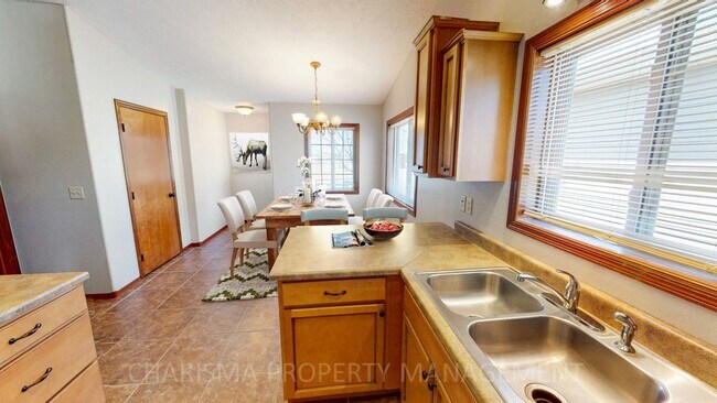 Building Photo - BEAUTIFUL 4 BD, 2 BA TOWNHOME WITH A FULLY EQUIPED KITCHEN, VAULTED CEILINGS, FIREPLACE, ATTACHED...