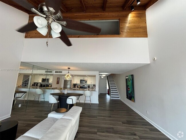 Building Photo - 10850 S Golfview Dr