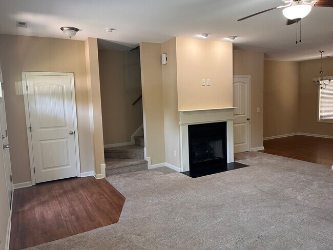 Building Photo - Lovely 3 Bedroom Townhouse in Raleigh!!