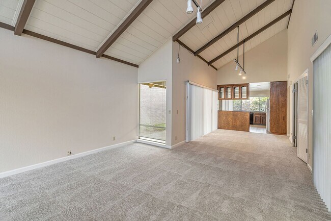 Building Photo - 2 Bedroom, 2 Bath Home with Bonus Room