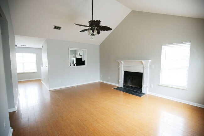 Foto del edificio - Available now. Beautiful fully renovated 3...
