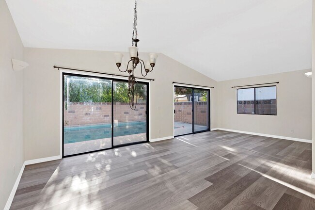 Foto del edificio - Gorgeous 4-Bedroom Pool Home South of the ...