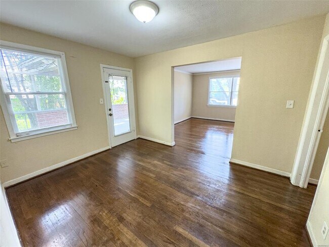 Foto del edificio - 815 Perry Hill Rd