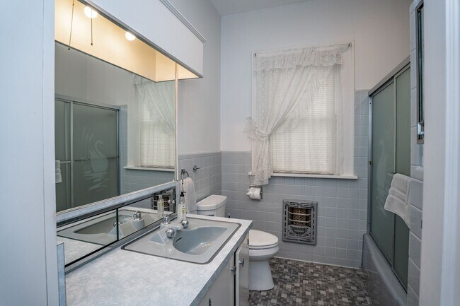 Foto del edificio - Large Furnished Home for Monthly Rental