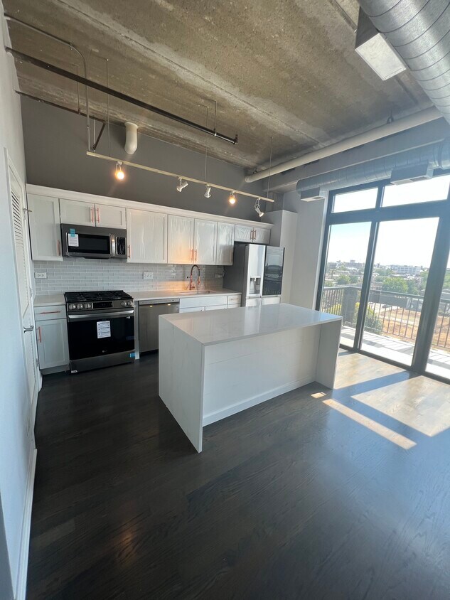 Foto principal - 833 W 15th Pl
