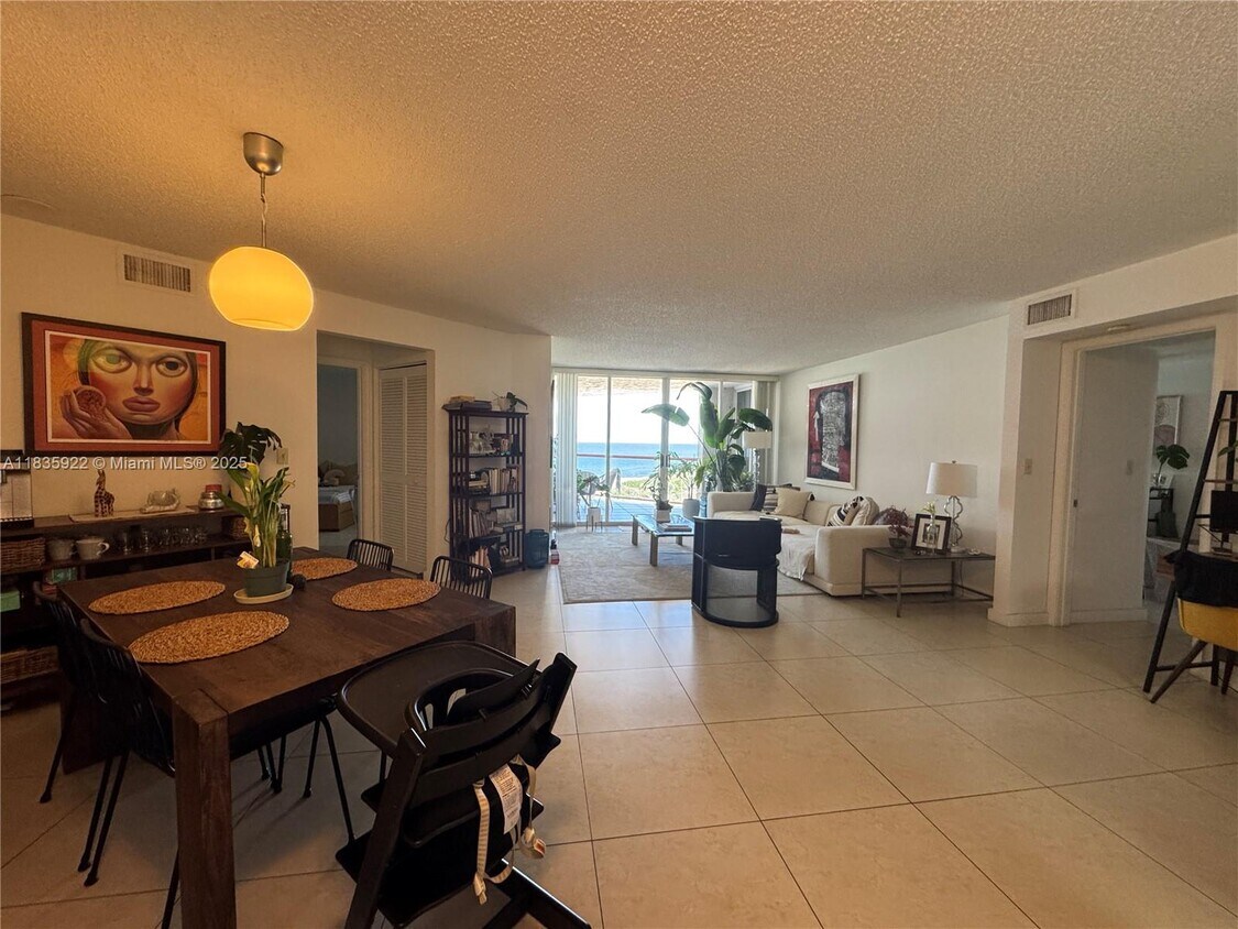 Foto principal - 6767 Collins Ave