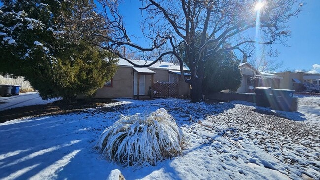 Foto del edificio - 1 bed with yard! Condo near UNM!