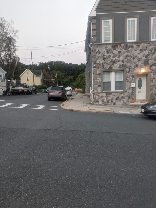 Frente - 300 Cedar St