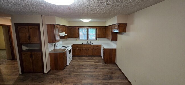 Building Photo - 3 Bedroom 2 Bathroom home near Cowden Elementary for $1395!