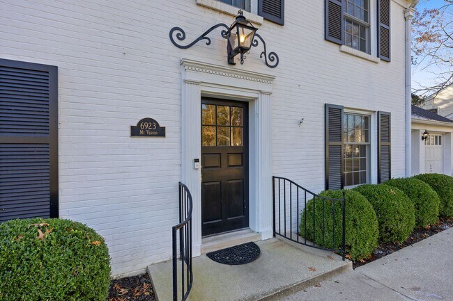 Foto del edificio - Mariemont- Gorgeous 3 bed 3 bath, 2 car, private yard