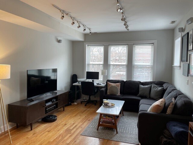 Building Photo - 1511 W Cullom Ave
