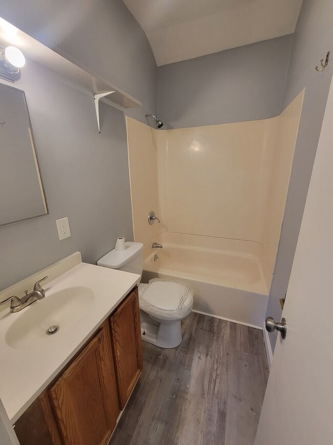 Building Photo - 2 Bedroom 1 Bathroom Townhome