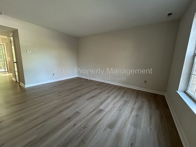 Foto del edificio - 16134 Clarence Ct