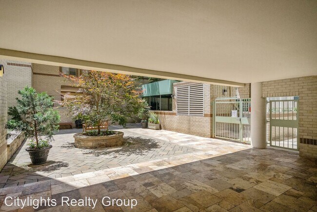 Foto del edificio - 1 br, 1 bath House - 2141 Wisconsin Ave. N...