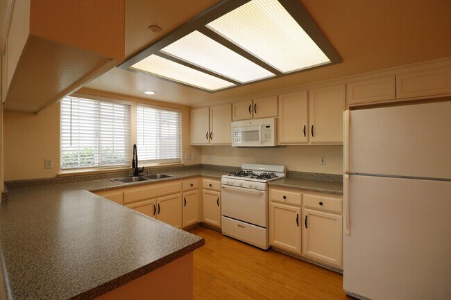 Foto del edificio - Lovely Cottonwood Glen Townhome