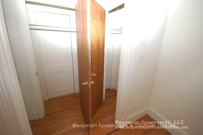 Building Photo - 235 Park Dr