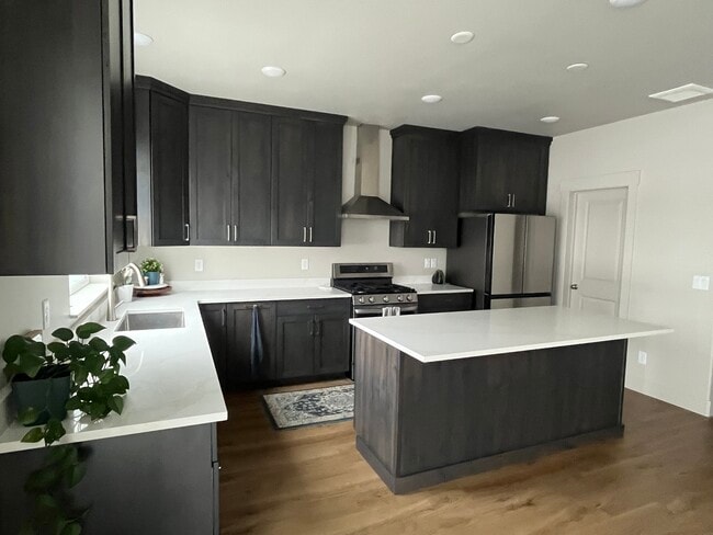 Building Photo - 548 Aspen Ave