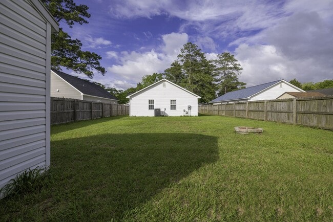 Foto del edificio - 3BR Home Near N. Marine Blvd with Fenced Backyard