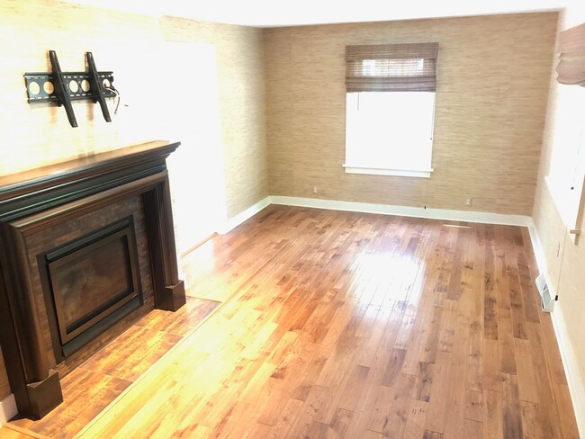 Building Photo - Beautiful 3 BR 1.5 bathroom house in histo...