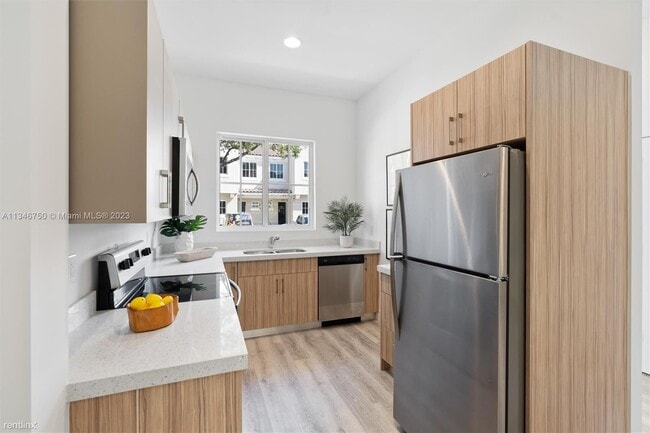 Building Photo - 3 br, 2.5 bath House - 617 NW 1st Ave # 623