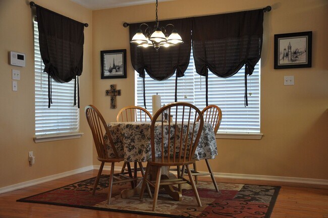 Foto del edificio - 403 Redbud Cir