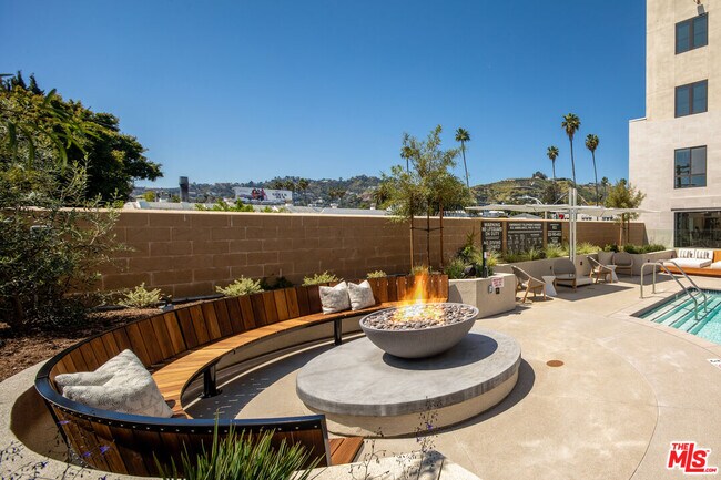 Foto del edificio - 7566 Sunset Blvd