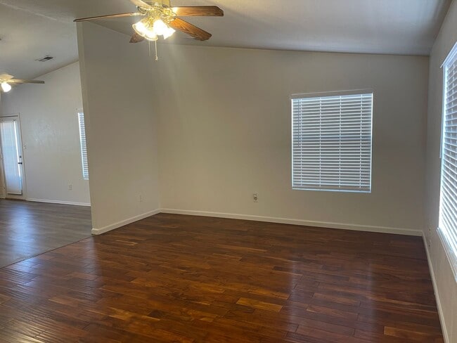 Building Photo - Beautiful 3 bedroom 2 bath home.