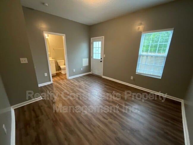 Building Photo - 812 Brittany Way