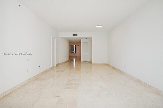 Foto del edificio - 717 Crandon Blvd