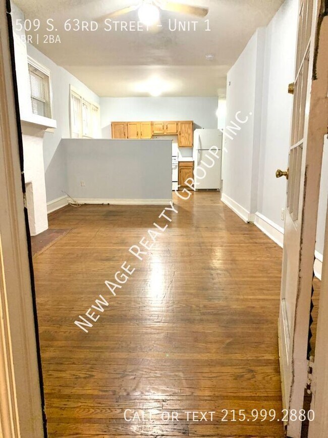 Building Photo - Three bedroom bi-level apartment on the fi...