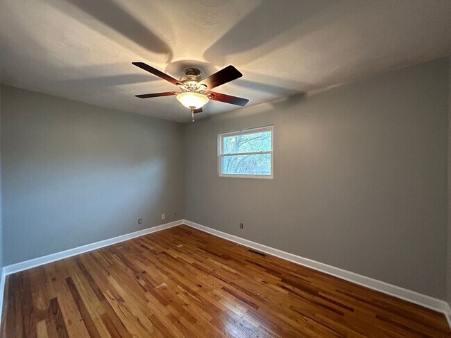 Building Photo - 3 bed, 2 bathroom home