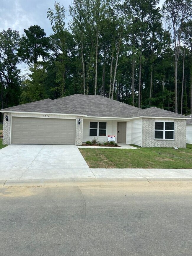 Foto del edificio - Four Bedroom | Two Bath Home in Sidell Est...